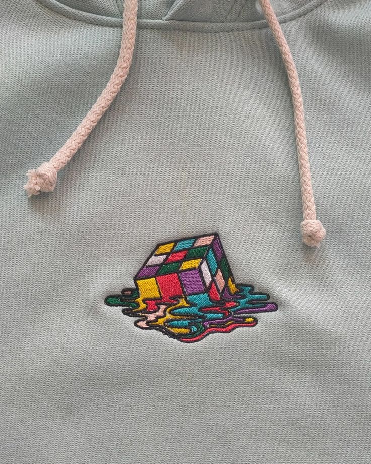 Geschmolzener, bunter Zauberwürfel, gestickt auf mintfarbenem Hoodie
